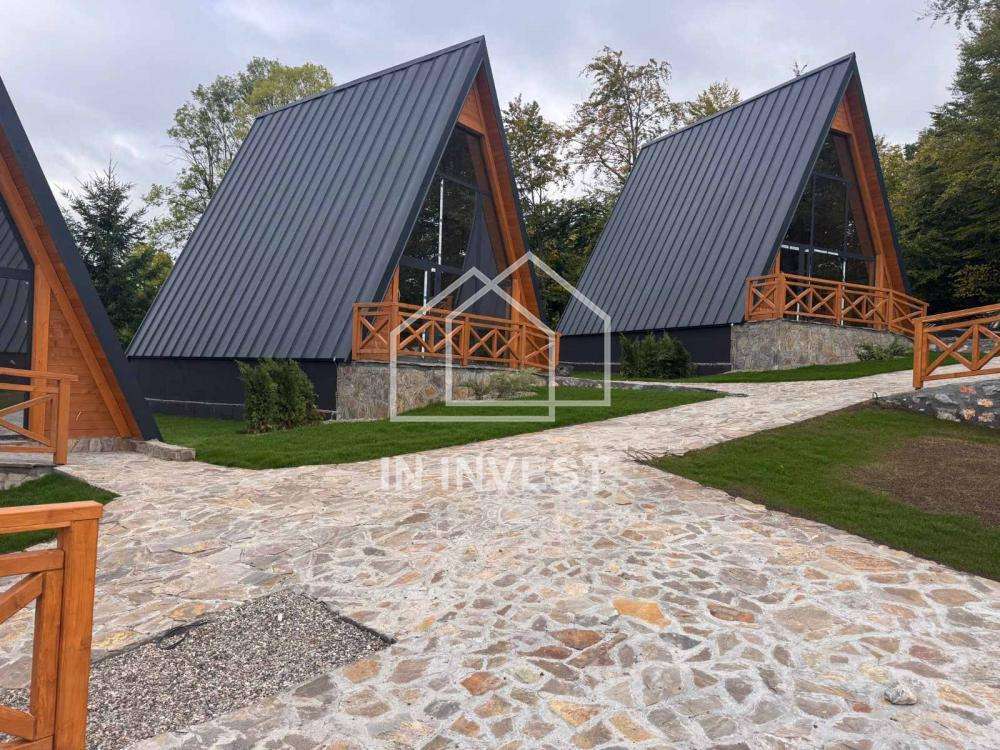 Prodaja kuće Zlatibor u atraktivnom vikend naselju. Moderna gradnja, bazen i odlična lokacija. IN Invest nekretnine Zlatibor