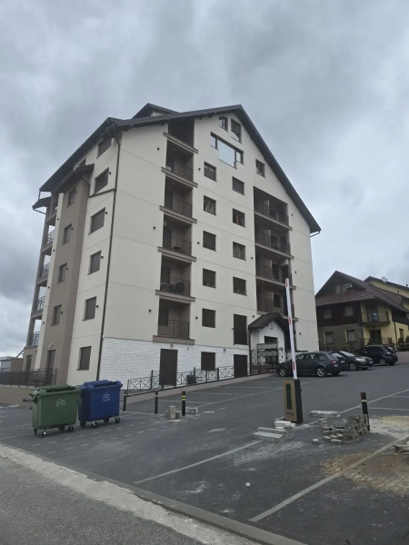 Zgrada sa parkingom za stanare i rampom, Zlatibor