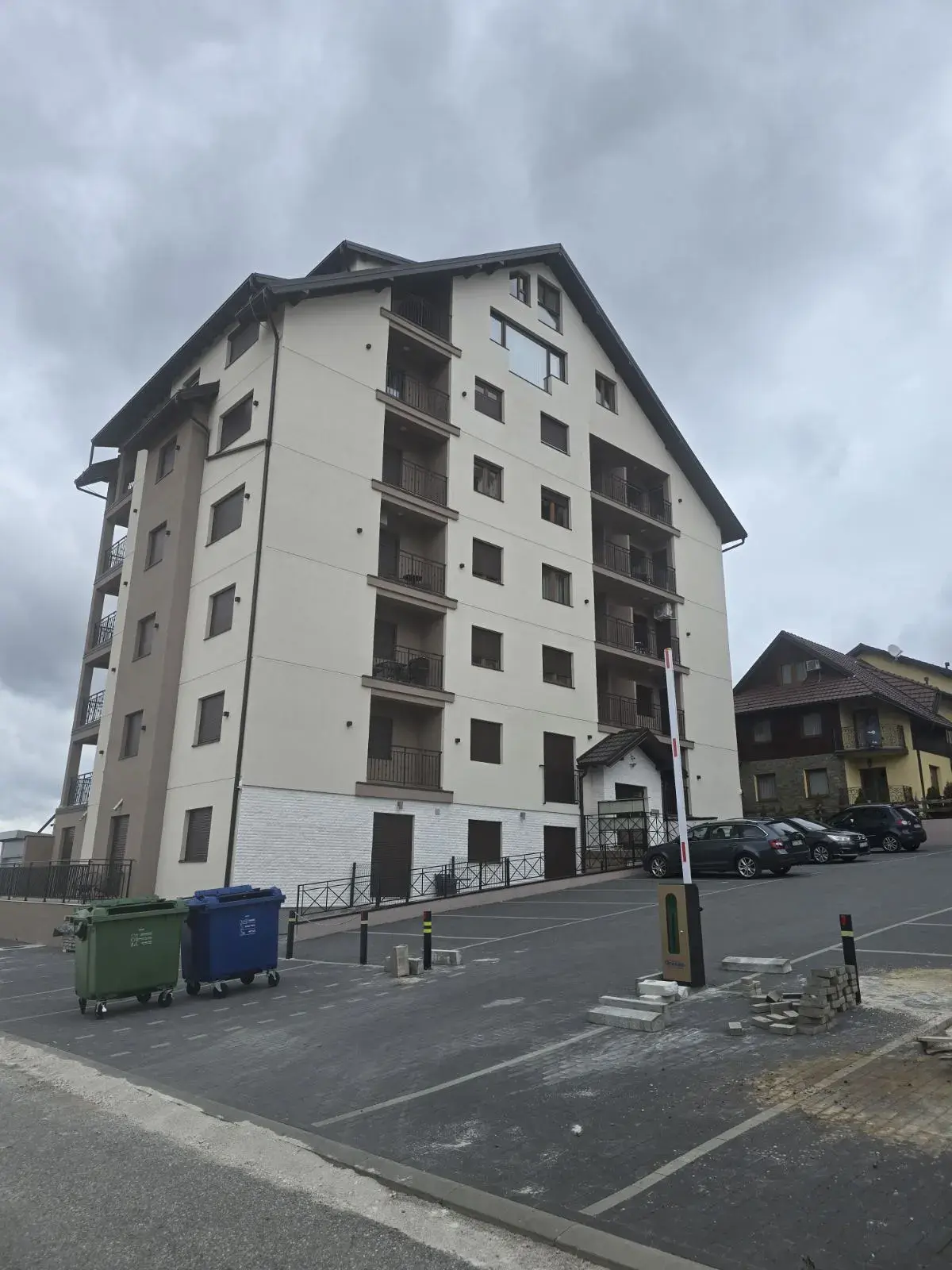 Zgrada sa parkingom za stanare i rampom, Zlatibor